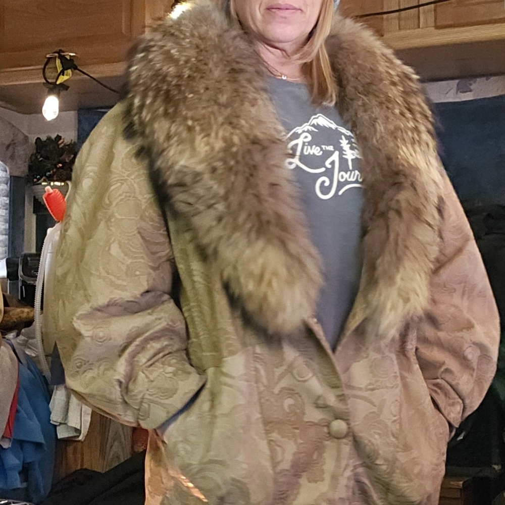 Elegant Tan Coat with Faux Fur Collar